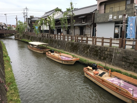 目の前に流れる小野川には、観光客を乗せた船が行き交います。