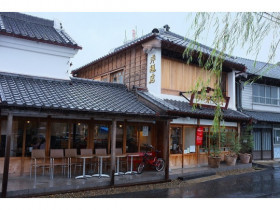 小江戸情緒漂う古民家を改装したオシャレなお店。江戸時代の蔵もそのまま個室として利用できます。