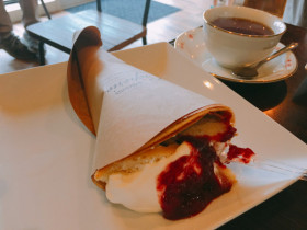 苺ソースのショートケーキ風クレープ660円
紅茶495円