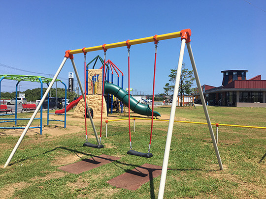 芝生広場にブランコが設置されました。
そのほか、子どもたちのための様々な遊具があります