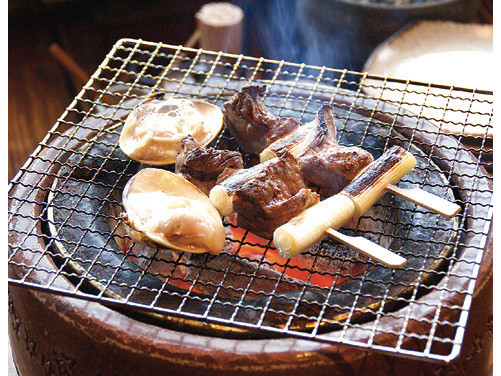 厳選された和牛や干物、魚介、野菜などを
備長炭で炙った七厘焼きの美味しさは格別です