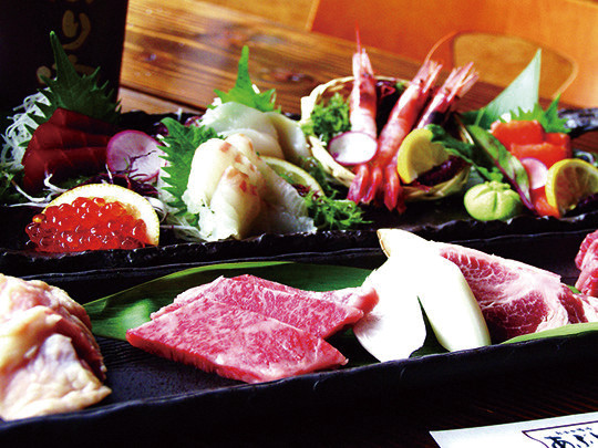 季節の前菜や旬のお造り、七厘焼き(上牛タン焼きほか4種)、揚げ物、サラダ、〆の沖縄そば又はライスがついたコースもあります