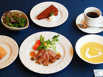 Chopinのステーキセット。やわらかいお肉にコーンポタージュ、サラダ、お好きなデザートとお飲み物がセットになった、ちょっと贅沢なメニューです。パンかライスを選べます。