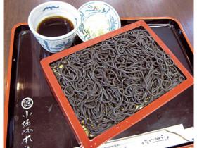 昆布を加工して黒い色を出した黒切蕎麦（くろきりそば）
休日には店前に行列が並びます。